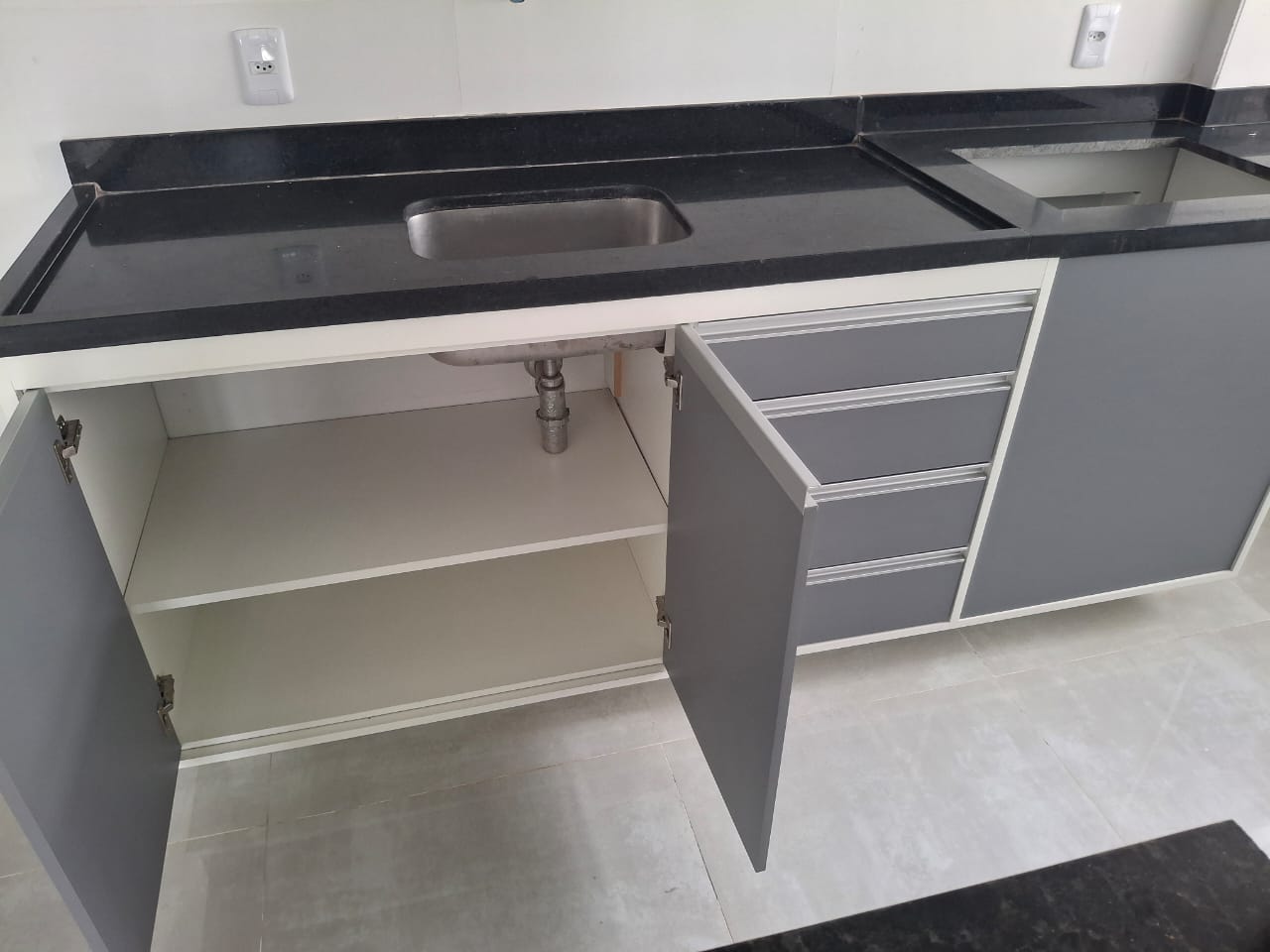 Bancada e gabinete de cozinha planejada