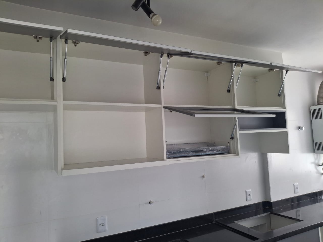 Armários aéreos planejados com basculantes