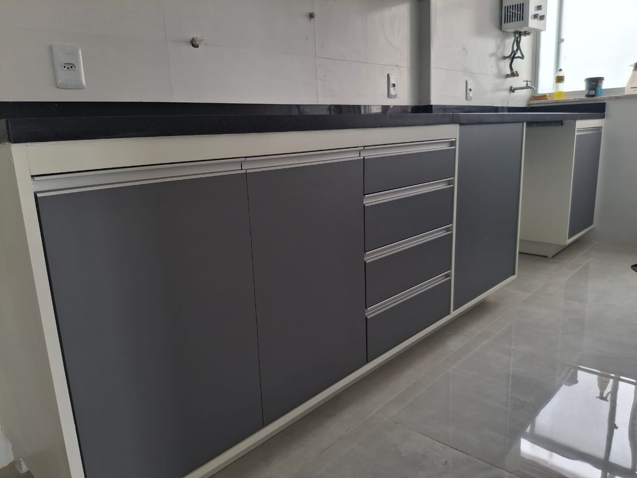 Cozinha planejada em L com gavetões